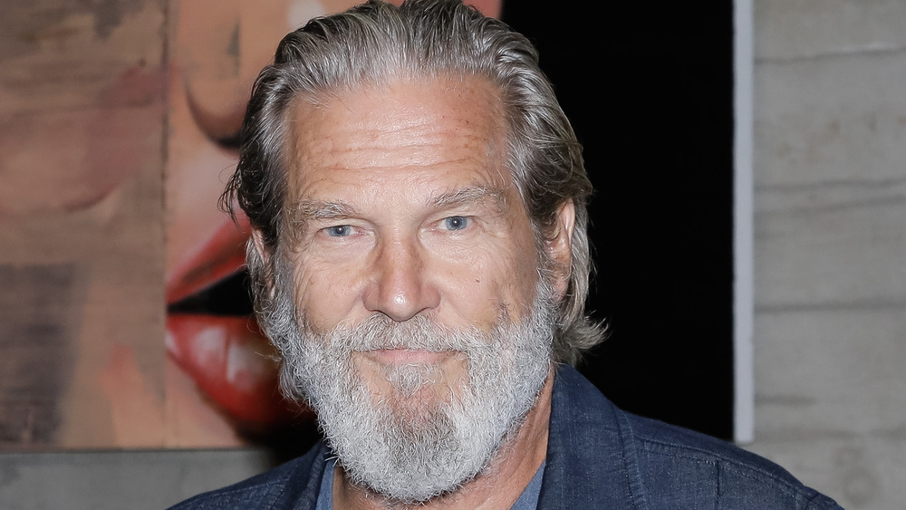 Jeff Bridges posing an an event