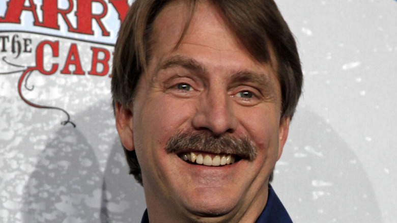 Jeff Foxworthy posing for cameras