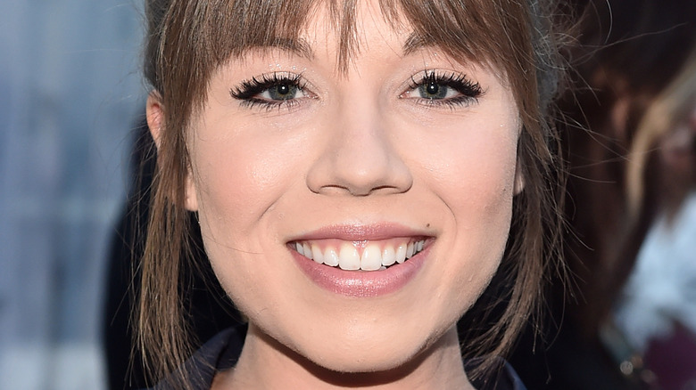 Jennette McCurdy smiling