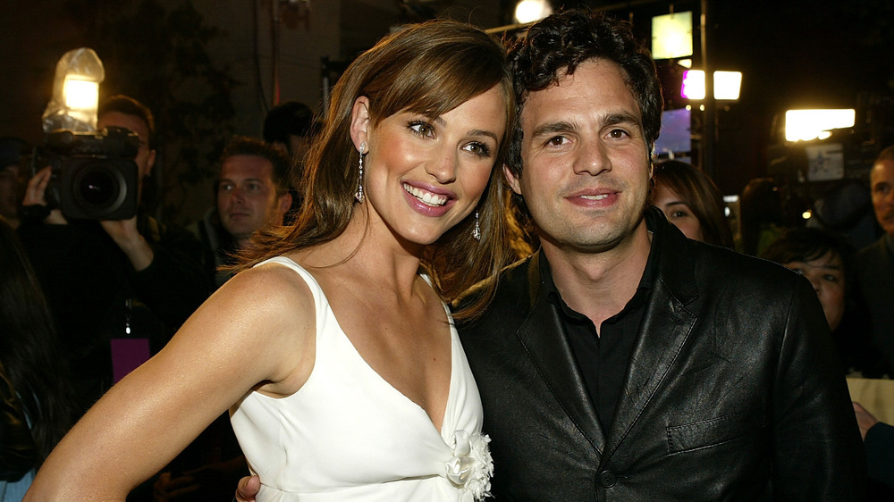 Jennifer Garner and Mark Ruffalo posing