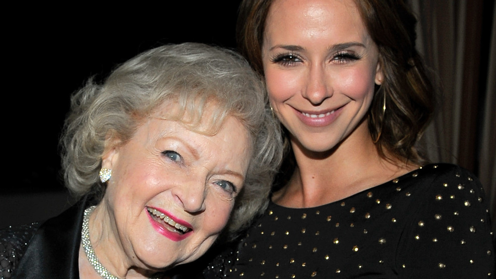 Jennifer Love Hewitt, Betty White smiling