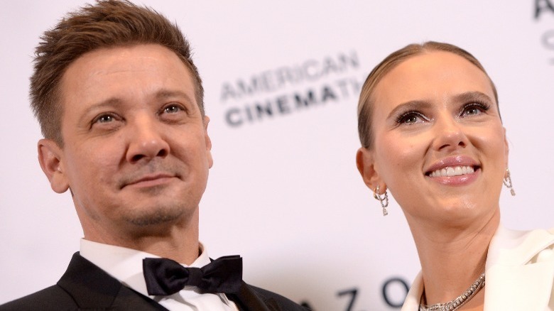 Jeremy Renner and Scarlett Johansson, posing 