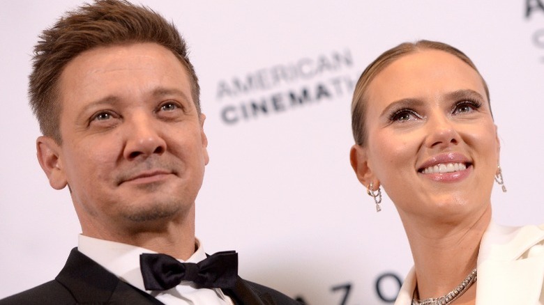 Jeremy Renner and Scarlett Johansson, posing