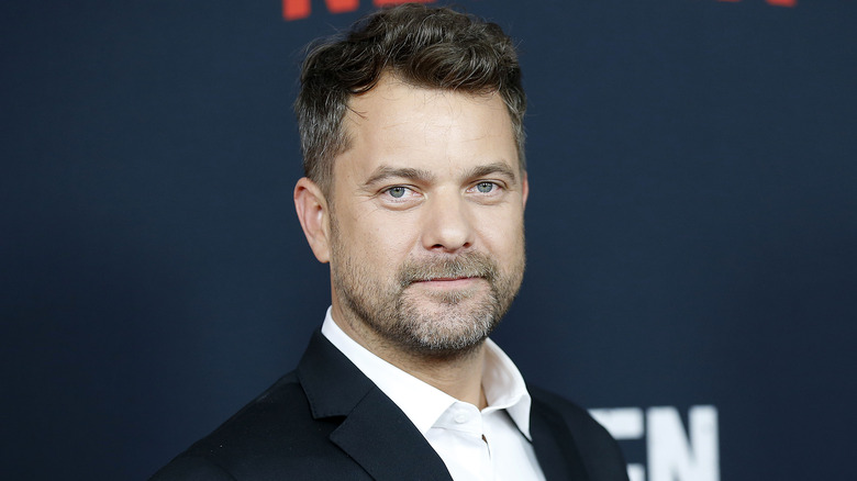 Joshua Jackson posing on red carpet