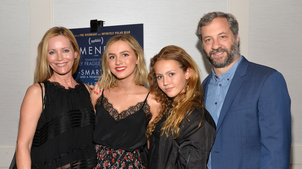 Leslie Mann, Maude Apatow, Iris Apatow, and Judd Apatow smiling