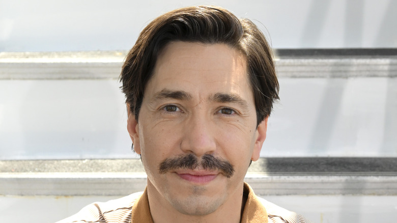 Justin Long posing for a picture