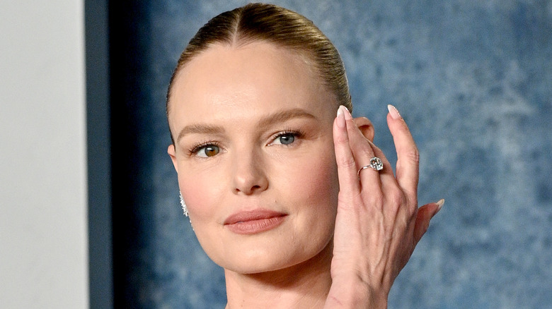 Kate Bosworth showing ring