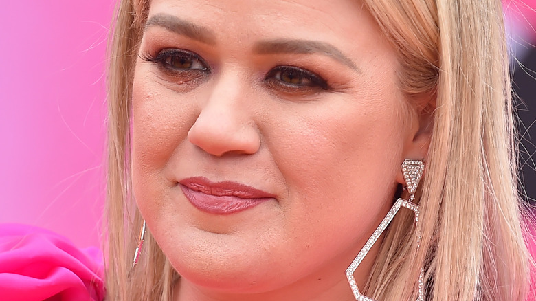 Kelly Clarkson on the red carpet