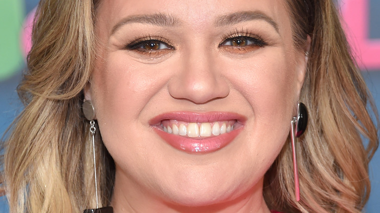 Kelly Clarkson smiling