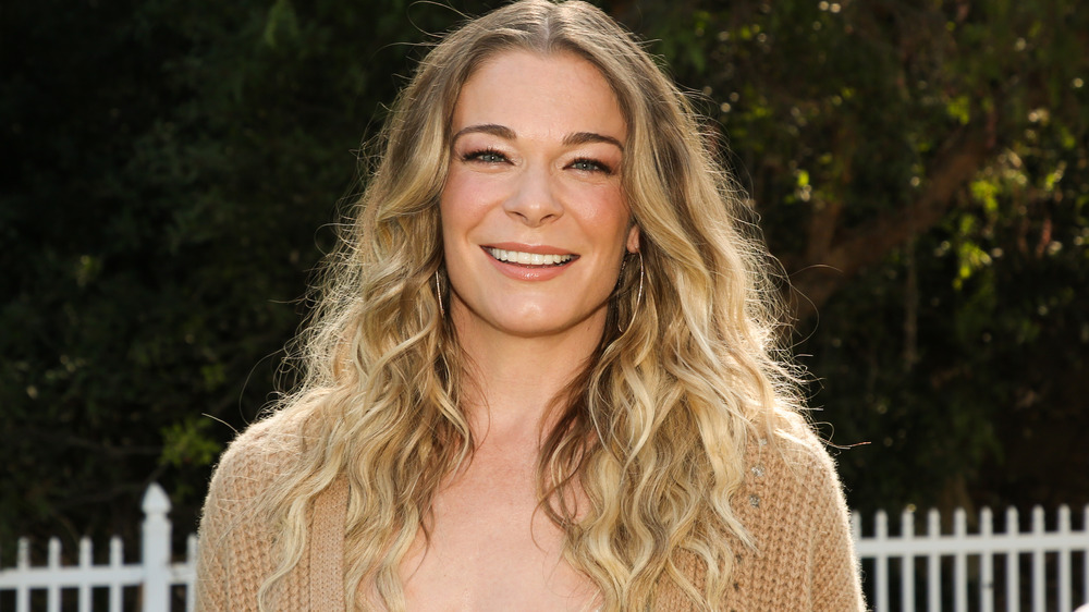 LeAnn Rimes posing for cameras