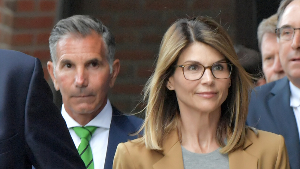 Mossimo Gannulli and Lori Loughlin walking into court