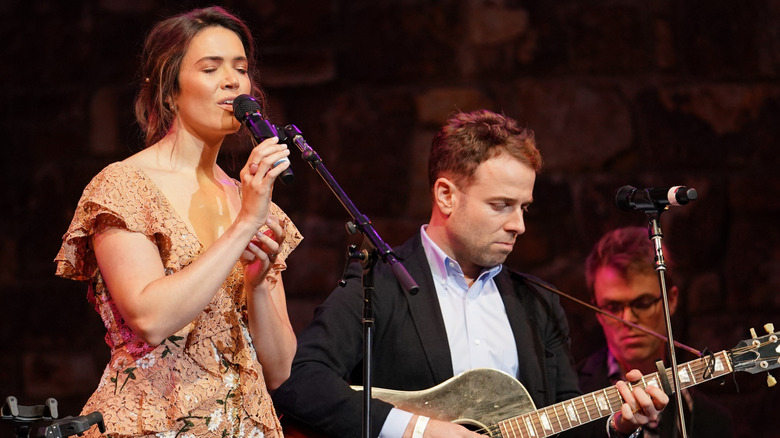 Mandy Moore singing, Taylor Goldsmith playing guitar