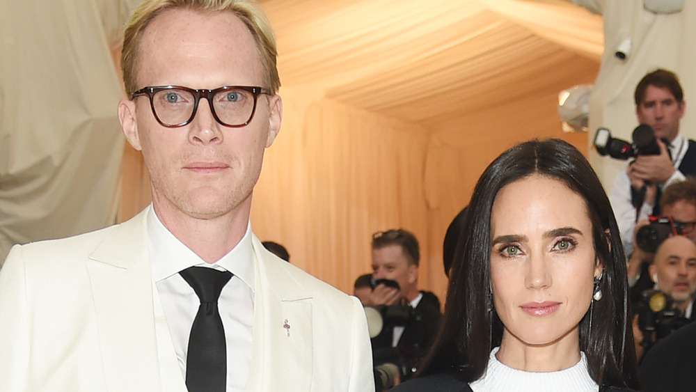 Paul Bettany and Jennifer Connelly posing together