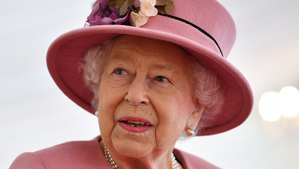 Queen Elizabeth wears pink hat 