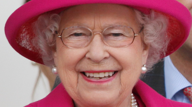 Queen Elizabeth smiling pink outfit