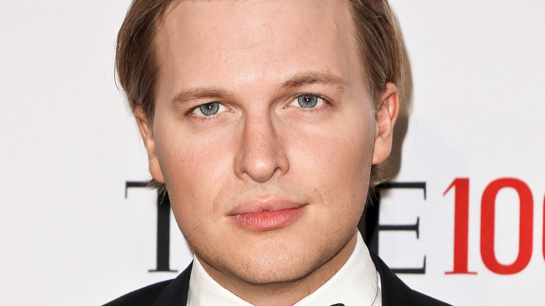 Ronan Farrow, posing