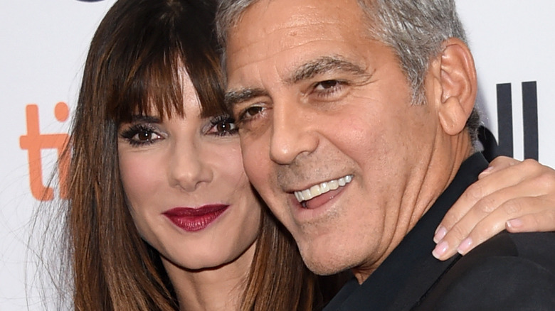 Sandra Bullock and George Clooney posing