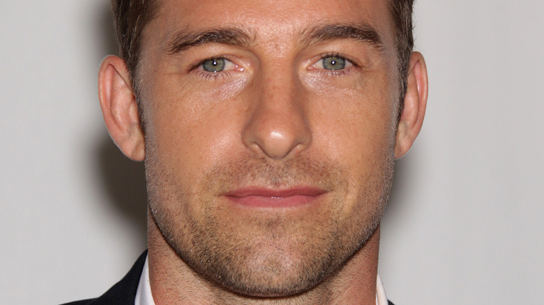 Scott Speedman posing