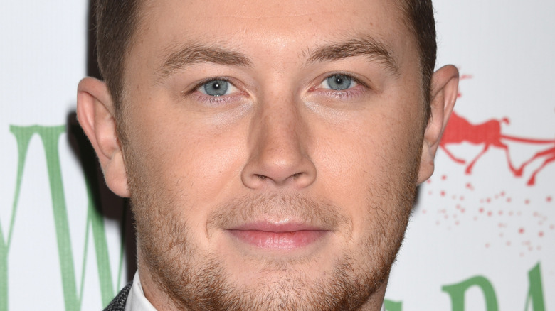 Scotty McCreery looking relaxed on red carpet