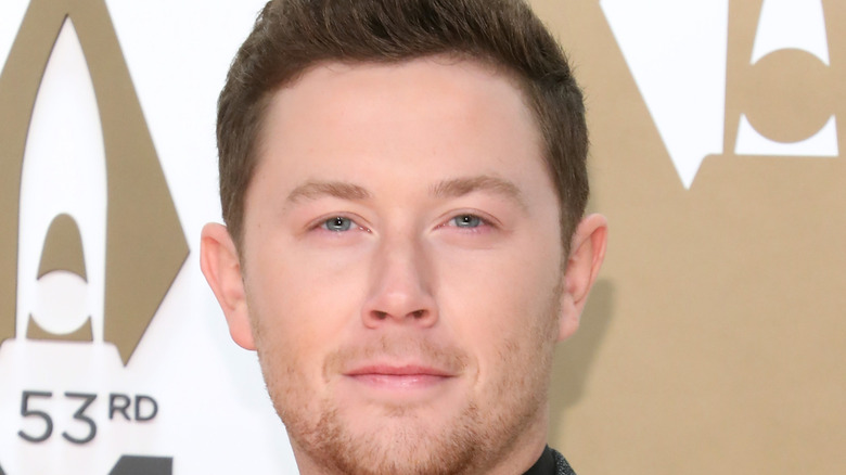 Scotty McCreery smiling on red carpet
