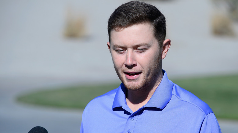 Scotty McCreery golfing