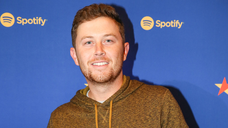 Scotty McCreery smiling on the red carpet