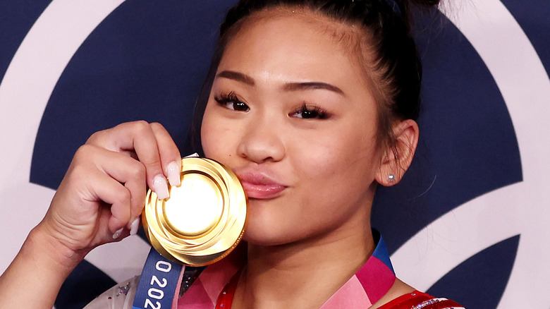 Suni Lee kissing gold medal