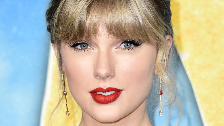 Taylor Swift red lipstick