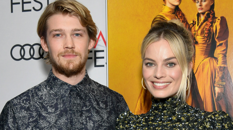 Joe Alwyn, Margot Robbie smiling