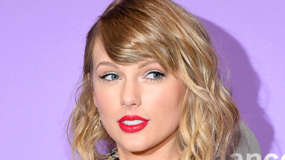 Taylor Swift posing on the red carpet