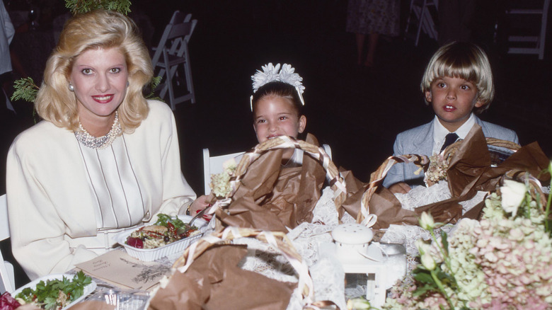 Ivana, Ivanka, Eric Trump eating