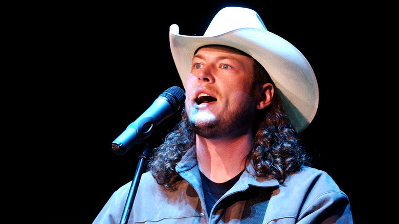 Blake Shelton performing in white hat in 2003
