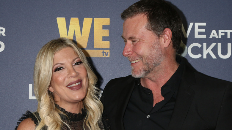 Tori Spelling and Dean McDermott smile