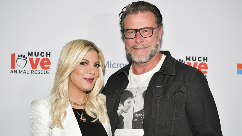 Tori Spelling and Dean McDermott smile 