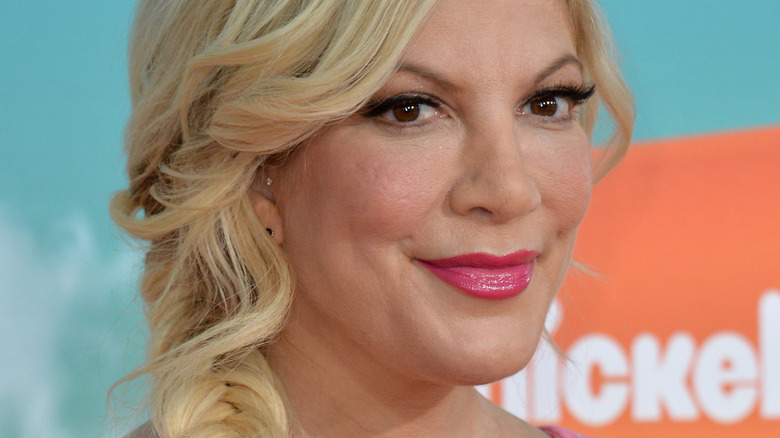 Tori Spelling posing