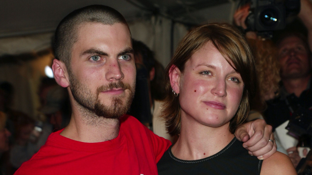 Wes Bentley and ex-wife Jennifer Quanz embracing and smiling while posing for cameras