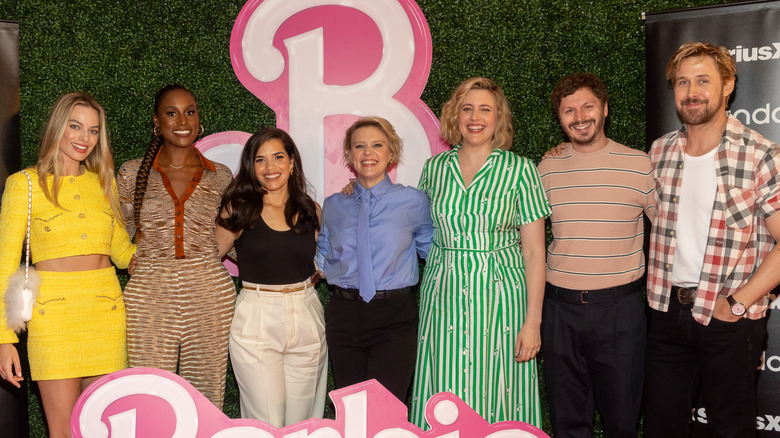 Margot Robbie, Issa Rae, America Ferrera, Kate McKinnon, Greta Gerwig, Michael Cera, and Ryan Gosling posing together