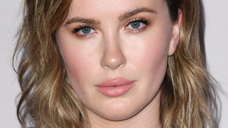 Ireland Baldwin short curled blonde hair