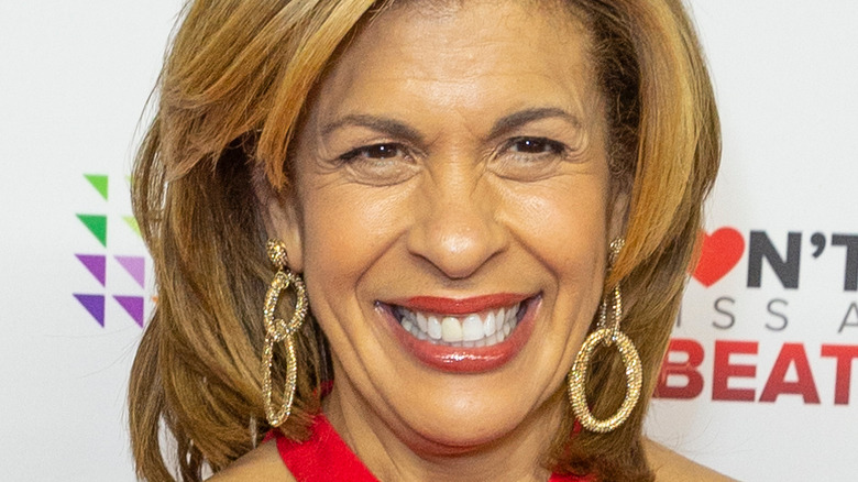 Hoda Kotb pose red carpet 