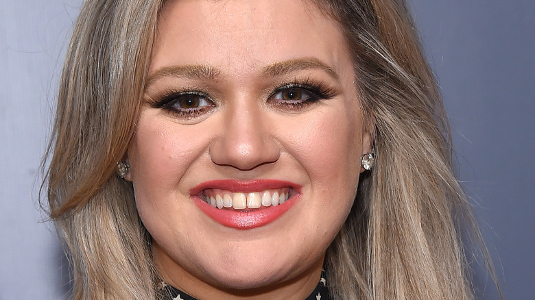 Kelly Clarkson smiling