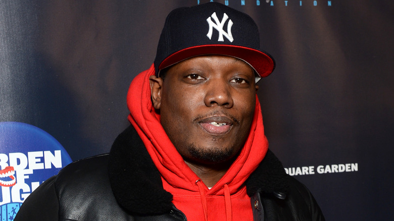 Michael Che wearing Yankees hat