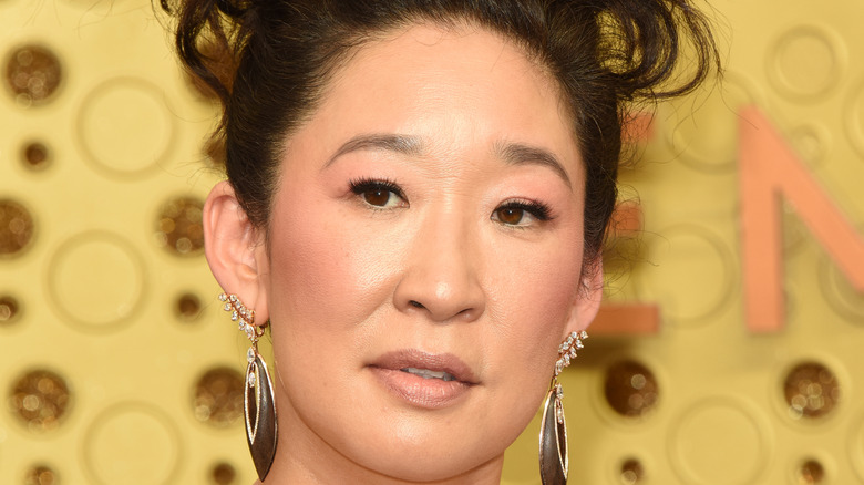 Sandra Oh wears dangle earrings