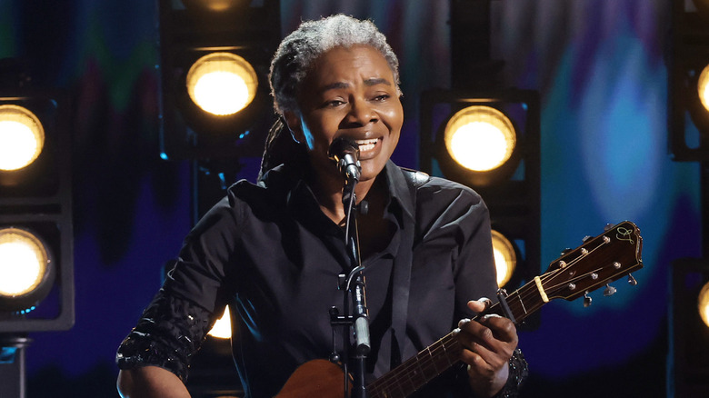 Tracy Chapman performing