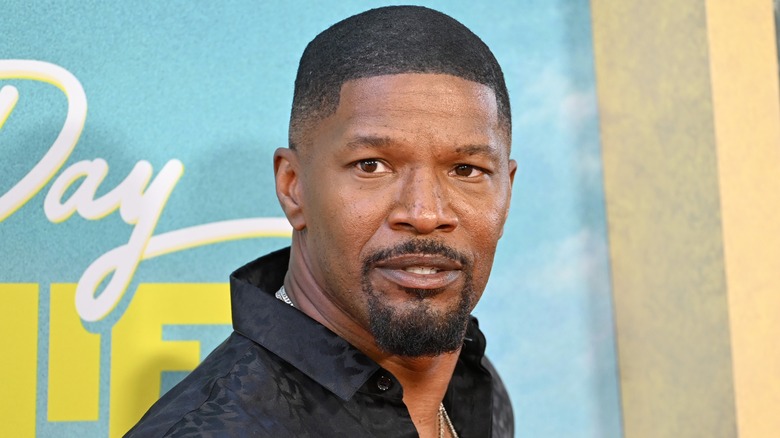 Jamie Foxx looking over with a goatee