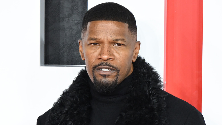 Jamie Foxx posing at premiere