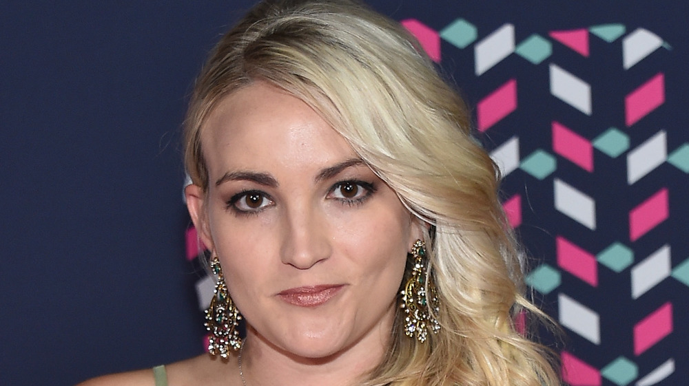 Jamie Lynn Spears posing with earrings