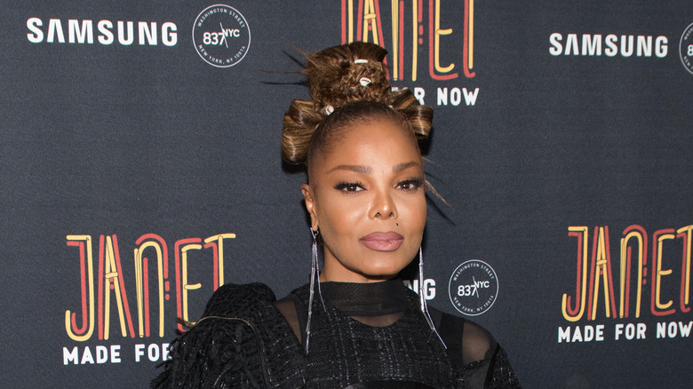 Janet Jackson posing