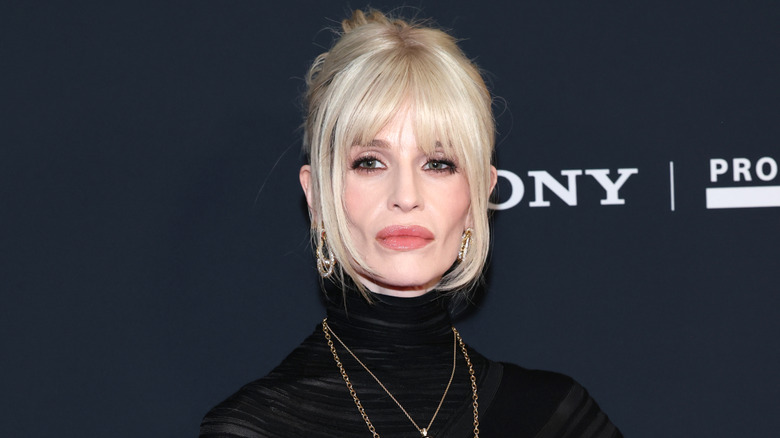 Kelly Osbourne with blonde hair posing