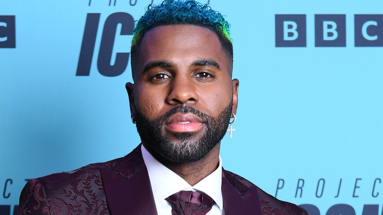 Jason Derulo posing