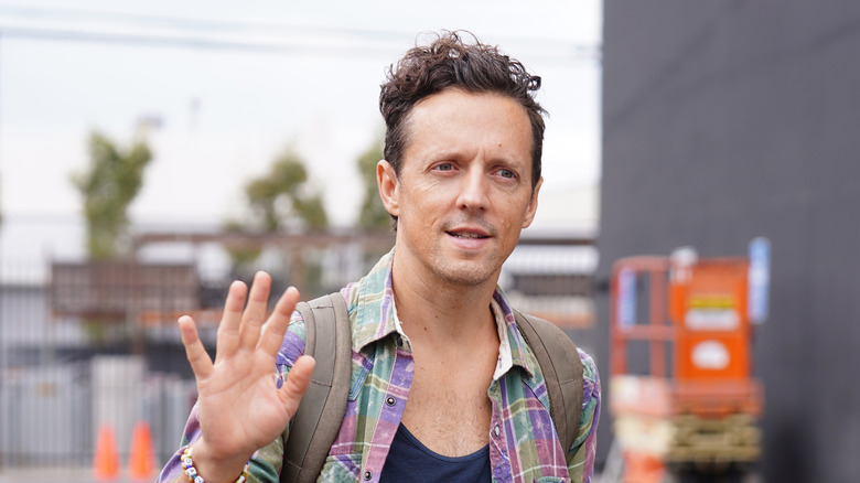 Jason Mraz waving